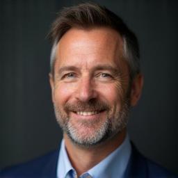 Professionelles Porträt von Alexander König, Gründer und Audio Engineer.